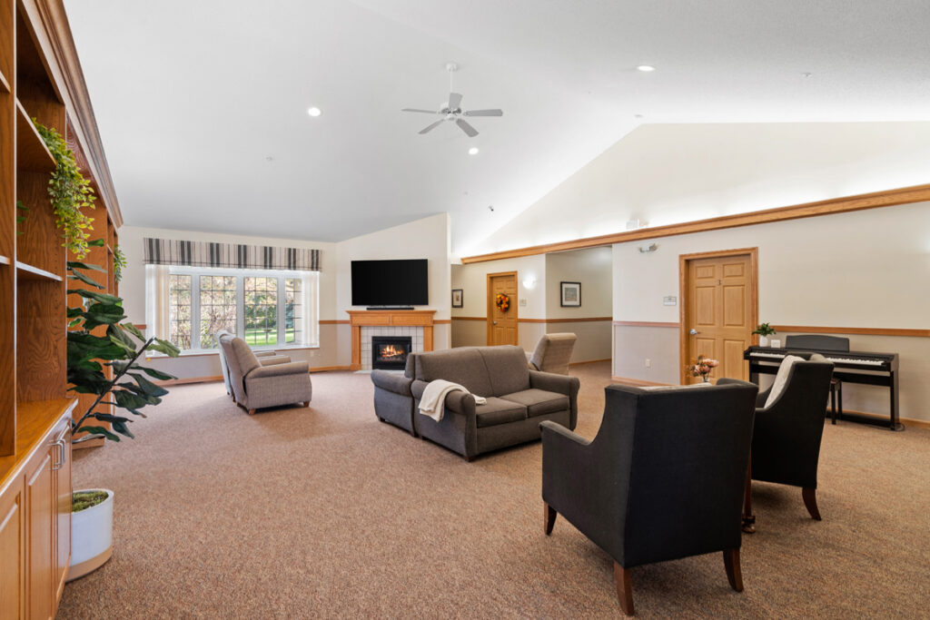 Spacious common living room at Emerald Crest Burnsville designed to encourage socialization, comfort, and daily engagement for memory care residents.