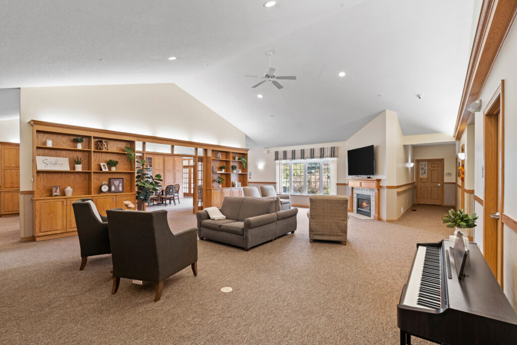 Open community space at Emerald Crest Burnsville featuring comfortable seating and a home-like environment for residents.